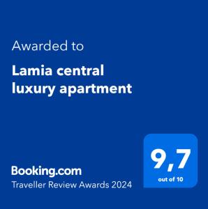拉米亚Lamia central luxury apartment的蓝色标志与文本被授予了史安中央豪华公寓
