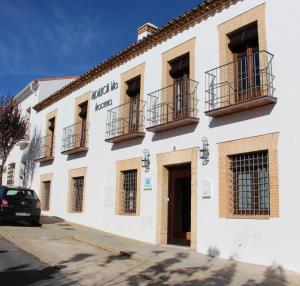 阿拉色那Casa Rural Andalucia Mia的白色的建筑,旁边设有阳台
