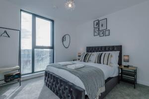 普雷斯顿Stunning 2-Bed Premium Apartment - Free WI-FI的一间卧室设有一张大床和一个大窗户