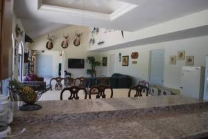 Casa Cyca, casa de campo, hasta 50 en cama c/clima的客厅配有一组椅子和一张沙发
