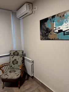 门多萨Departamento confortable的一间房间,配有椅子和墙上的绘画作品