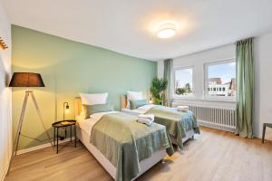 诺伊恩斯塔特阿姆科黑尔Sali Homes - Neuenstadt am Kocher的一间卧室设有两张床和窗户。