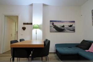马里诺Il Giardino di Limoni的客厅配有桌子和蓝色沙发