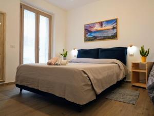 马里诺Il Giardino di Limoni的一间卧室设有一张大床和一个大窗户