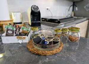 马里诺Il Giardino di Limoni的一个带罐子食物的厨房台和一个带台面的台面