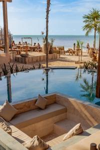 奥尔沃克斯岛AWA Holbox Hotel Boutique - Beach Front的一个带游泳池和海滩的度假胜地
