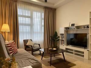 加影Affordable Family Stay in Bangi的带沙发和电视的客厅
