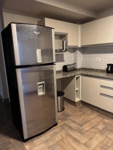 门多萨Departamento confortable的厨房配有不锈钢冰箱