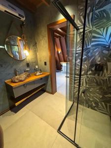 格拉玛多Reserva Linha Bonita的一间带玻璃淋浴和水槽的浴室