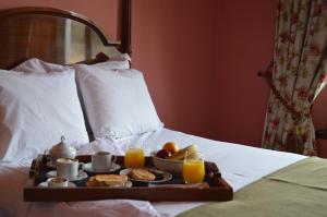 卡法亚特帕提奥卡法亚特酒店的床上的早餐盘,配橙汁