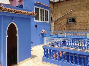 舍夫沙万达尔阿尔迪酒店的带阳台和楼梯的蓝色房屋