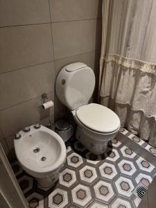 门多萨Departamento confortable的一间带卫生间和水槽的浴室