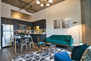 芝加哥McCormick Place 2b-2b family unit with optional parking sleeps up to 6的一间带蓝色沙发的客厅和一间厨房