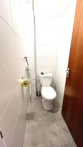 林茨Apartment 14 im Herzen von Linz的浴室位于隔间内,设有白色卫生间。