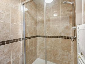 Chew Magna2 bed property in Bath 37147的浴室里设有玻璃门淋浴
