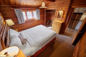 贾斯珀亚斯普尔别墅酒店的小木屋内一间卧室,配有一张床