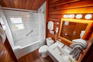 贾斯珀亚斯普尔别墅酒店的浴室配有卫生间、盥洗盆和浴缸。