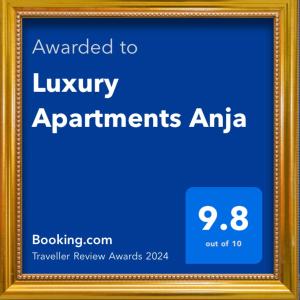 亚霍里纳Luxury Apartments Anja的一张照片框架,上面有被授予豪华公寓的文字