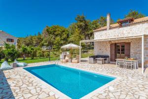 Agios LeonVilla Boscheto Tria的别墅前设有游泳池