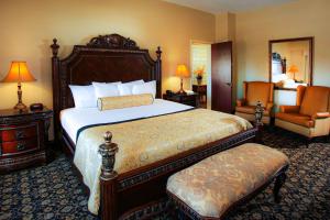 大西洋城The Claridge Hotel的一间卧室配有一张大床和一把椅子