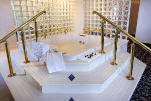 大西洋城The Claridge Hotel的一间带浴缸的浴室
