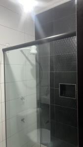 贝伦Hotel Val-de-Cans Aeroporto的浴室里设有玻璃门淋浴