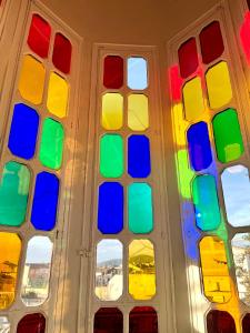 帕拉弗鲁赫尔Casa en Palafrugell - Costa Brava的建筑物上一组色彩缤纷的窗户