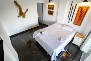 伊利亚贝拉Casa Bambolê em Ilhabela的卧室配有一张床