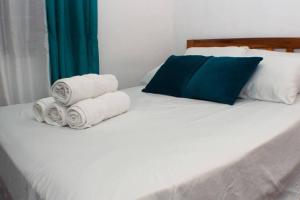 Salamanca Loft的一张白色的床,上面有3条滚毛巾