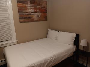 North ProvidenceThe Top-Floor at Centerdale Village Room B* Private Room的一间卧室配有带白色床单和枕头的床。