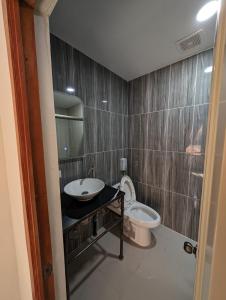 圣萨尔瓦多Hotel Abrego的一间带水槽和卫生间的浴室