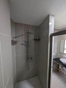 圣萨尔瓦多Hotel Abrego的浴室里设有玻璃门淋浴