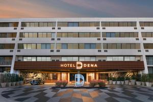 帕萨迪纳Hotel Dena, Pasadena Los Angeles, a Tribute Portfolio Hotel的享有酒店大楼外部的景致
