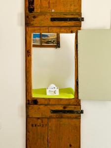ProvatasErrika's Sweet Home的墙上的镜子,上面有盒子