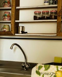 ProvatasErrika's Sweet Home的带水槽的厨房台面和厨房台面