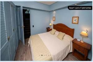 拉安戈斯图拉镇Bahia Manzano Resort的卧室配有白色的床和蓝色的墙壁