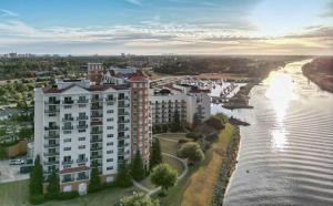 默特尔比奇格兰德杜内斯滨海酒店的享有河边建筑物的空中景致