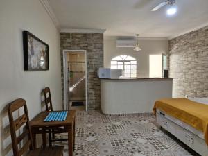伊塔蒂亚亚Encantu's Flats的配有床和桌子的房间以及厨房