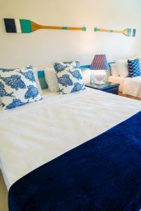 科斯塔萨乌佩Sauipe Resorts Ala Mar - All Inclusive的一间卧室配有一张带蓝色和白色枕头的床