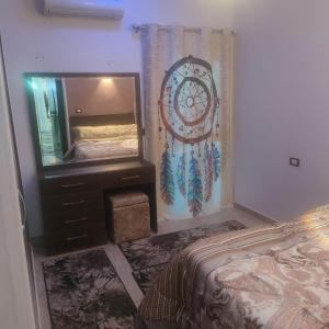 赫尔格达Hurghada Sea View Apartment的一间卧室配有一张床和一面大镜子