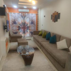 赫尔格达Hurghada Sea View Apartment的客厅配有沙发和桌子