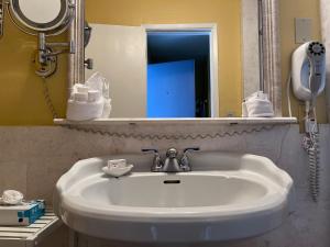 蒙特雷蒙特利湾旅馆的浴室设有白色水槽和镜子