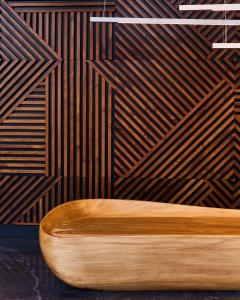 利马Pullman Lima Miraflores的木板凳,位于木墙的房间里