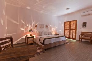 帕苏斯工程师镇Resort Fazenda 3 Pinheiros的一间卧室配有一张床和两张带台灯的桌子。