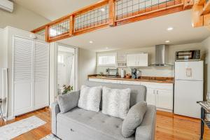 Pacheco Studio Cottage, 22 Mi to Downtown Oakland的带沙发的客厅和厨房