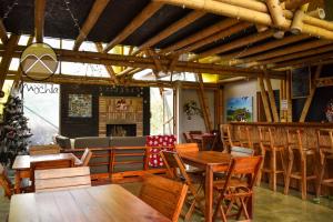 萨兰托Casa Mochila的用餐室配有木桌和椅子