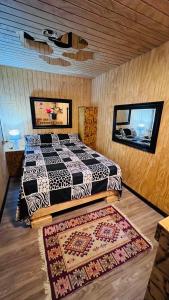 TalaganteParadise Rose’s的卧室配有一张床,地板上铺有地毯
