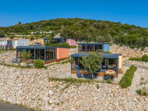 木洛希尼Kasthouse Luxury mobile home Orange的海滩上房屋的空中景致