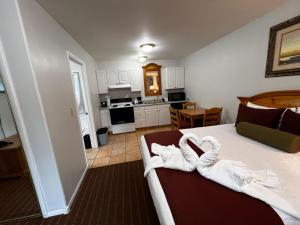 杰克逊高山汽车旅馆的一间卧室配有带毛巾的床