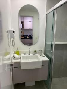 瓜鲁柳斯Studio 2 Patteo Helbor - MAIA的白色的浴室设有水槽和镜子